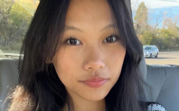 a close up of Nalie while in a car